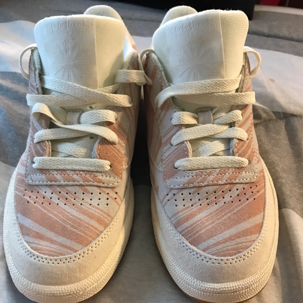 Pink & White Reebok sneakers 🤍💕